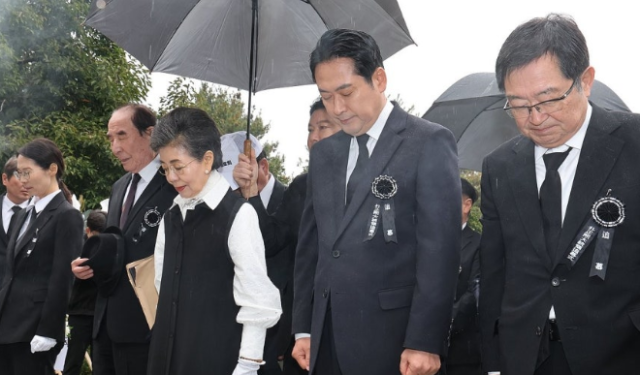 <b>박정희 추모식</b> 서울현충원서 열려…'암살자(들)'에 "선동으로 위대한 역...