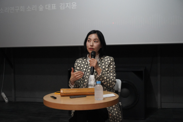 소리연구회 김지윤 대표가 관객들과 영화에 대한 이야기를 나누고 있다. 모퉁이극장 제공