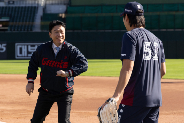 롯데 신임 감독 이동욱 “세계 최고 팬들에 걸맞게 기복 없는 <b>야구</b> 하겠...