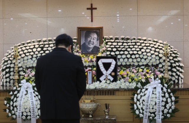 故<b>최불암</b> 빈소에 각계각층 이틀째 조문 행렬…슬픔 속 <b>애도</b> 이어져