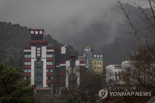 <b>경찰</b> "허경영 하늘궁서 숨진 80대 남성 섭취 추정 '<b>불로유</b>' 이상 없어"