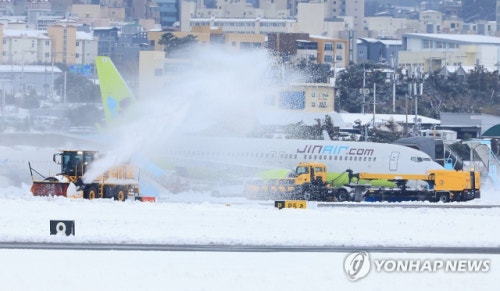 <b>제주</b>공항 폭설로 7시간 40분 간 중단됐던 항공기 운항 오후 4시에 재개