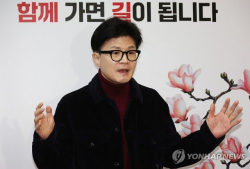 <b>한동훈</b>, "<b>이재명</b> 대표가 <b>차은우</b>보다 잘생겼다는 아첨꾼만 살아남는 민주당"