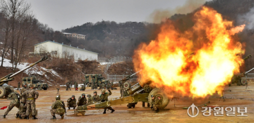 ◇육군 2군단 예하 포병부대 장병들이 지난 2017년 1월 2일 포탄 사격 훈련을 실시하고 있다(해당 사진은 기사와 관련 없음).사진=강원일보 DB