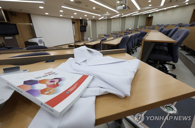 [속보]수업 거부 <b>의대생</b> 내년 2월말까지 <b>유급</b> 유보…수업일수 감축도 허용