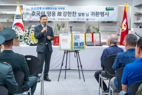 ◇이근원 국방부유해발굴감식단장이 11일 대구 서구 달성토성마을에서 고(故) 강한찬 일병의‘호국의 영웅 귀환 행사’를 갖고 유가족에게 고인의 참전 과정과 유해발굴 경과를 설명하고 있다.사진=국방부유해발굴감식단 제공