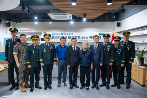◇이근원 국방부유해발굴감식단장이 11일 대구 서구 달성토성마을에서 열린 고(故) 강한찬 일병의‘호국의 영웅 귀환 행사’에서 유가족 및 관계자들과 기념 촬영하고 있다.사진=국방부유해발굴감식단 제공