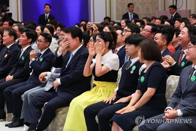 "<b>대한민국</b> 찾는 북한<b>동포</b> 단 한 분도 돌려보내지 않을 것""…尹도 탈북민도 눈...