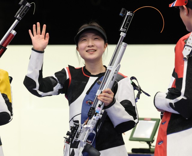 역대 최연소 <b>16세 반효진</b>, 女<b>공기</b>소총 10ｍ '金'…한국 하계올림픽 100호 금메...