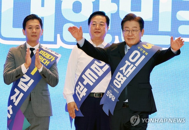 [속보]이재명, <b>당대표</b> 광주 경선에서 83.61%로 '독주' 이어가…·김두관 14.5...