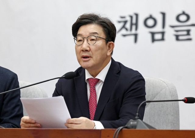 권성동 "<b>복귀</b> <b>전공의</b>에 <b>수련특례</b>·입영연기 적극 검토해달라" 정부에 요...