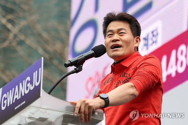 ◇15일 오후 광주 동구 금남로에서 개신교 단체 세이브코리아가 개최한 윤석열 대통령 탄핵 반대 및 석방 촉구 국가비상기도회에서 한국사 강사 전한길 씨가 발언하고 있다. 2025.2.15 사진=연합뉴스