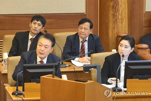 尹 <b>탄핵</b> '인용' 55% vs '<b>기각</b>' 39%…헌재심판 '신뢰' 55% vs '불신' 41%