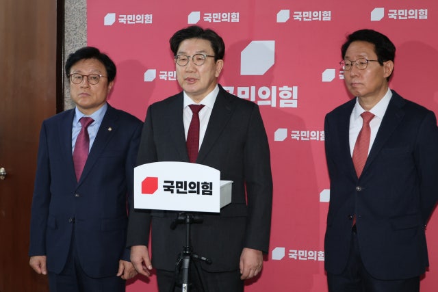 [속보]민주 "崔 권한대행, 대화 상대로 인정 못 해"…<b>국정협의회</b> '보이...
