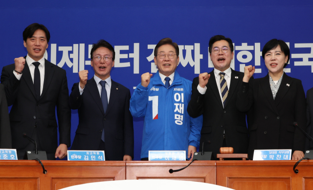 ◇더불어민주당 이재명 대선 후보와 박찬대 당대표 직무대행 겸 원내대표, 최고위원들이 28일 서울 여의도 국회에서 열린 최고위원회의에서 파이팅을 외치고 있다. 2025.4.28 사진=연합뉴스