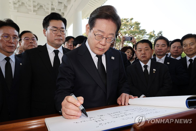 ◇더불어민주당 이재명 대선 후보가 28일 동작구 국립서울현충원 참배를 마친 후 방명록 글을 작성하고 있다. 2025.4.28 [공동취재]