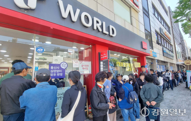 ◇가입자 유심(USIM)정보가 탈취된 SK텔레콤이 유심 무료교체 서비스를 시작한 지난 28일 춘천시내 한 대리점에서 고객들이 유심 교체를 위해 대기하고 있다.신세희기자