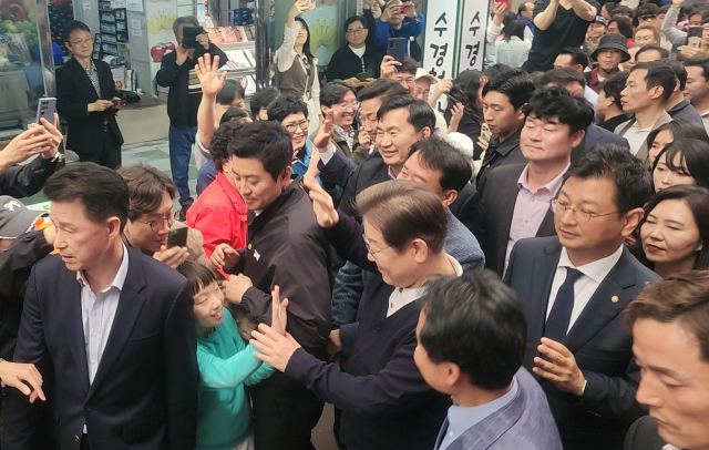 더불어민주당 이재명 대선 후보가 4일 영월 서부시장을 찾아 한 어린이와 인사를 하고 있다.