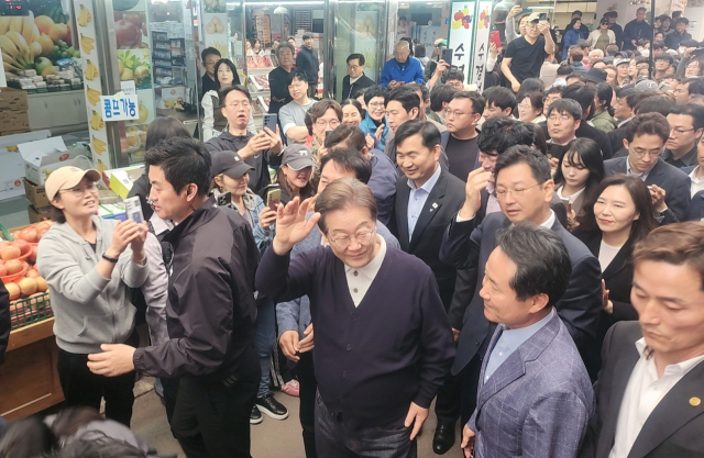 더불어민주당 이재명 대선 후보가 4일 영월 서부시장을 찾아 시민들에게 인사를 하고 있다.