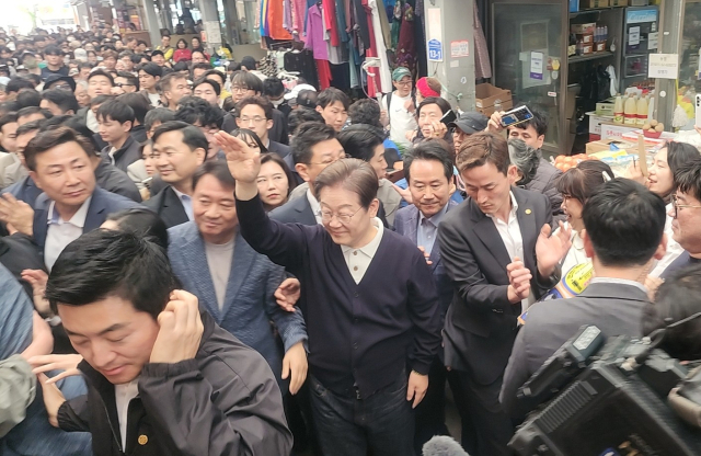 더불어민주당 이재명 대선 후보가 4일 영월 서부시장을 찾아 시민들에게 인사를 하고 있다.