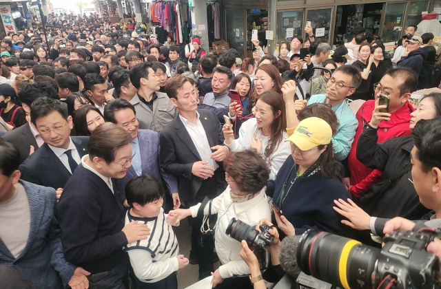더불어민주당 이재명 대선 후보가 4일 영월 서부시장을 찾아 시민들에게 인사를 하고 있다.