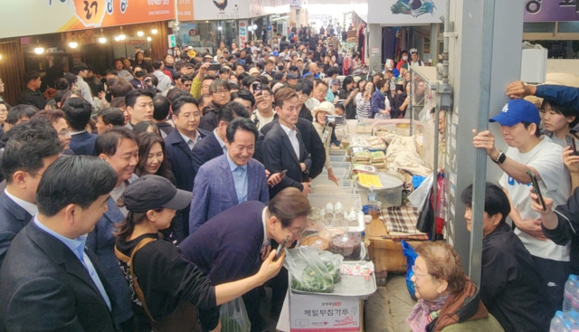 더불어민주당 이재명 대선 후보가 4일 영월 서부시장에서 산나물 냄새를 맡고 있다.