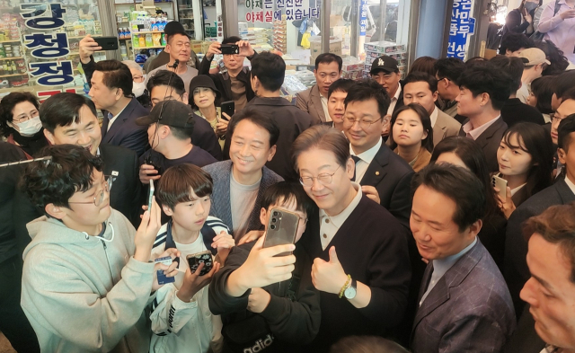 더불어민주당 이재명 대선 후보가 4일 영월 서부시장에서 어린이들과 사진 촬영을 하고 있다.