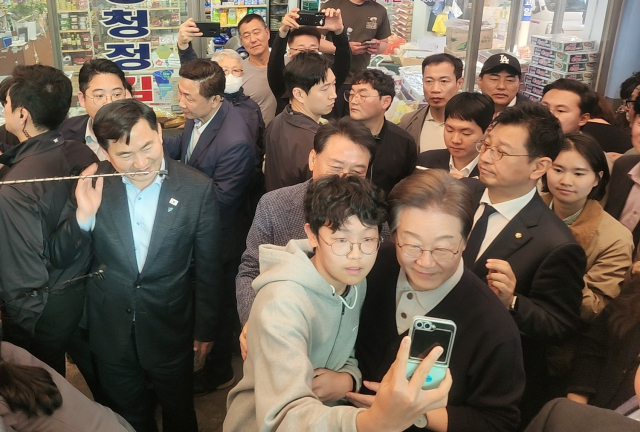 더불어민주당 이재명 대선 후보가 4일 영월 서부시장에서 어린이들과 사진 촬영을 하고 있다.