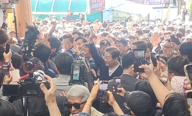 더불어민주당 이재명 대선 후보가 4일 영월 서부시장을 찾아 시민들에게 인사를 하고 있다.