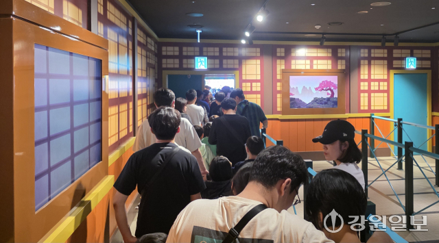 ◇레고랜드 새로운 롤러코스터인 스핀짓주 마스터가 4일 오후 운행 중에 멈춰 대기하던 승객들이 밖으로 나가고 있다.사진=독자제공