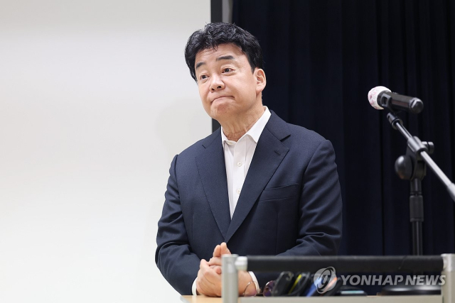 ◇백종원 더본코리아 대표가 28일 서울 서초구 스페이스쉐어 강남역센터에서 열린 첫 정기 주주총회를 마친 뒤 언론 앞에서 입장 표명 및 질의 응답 시간을 갖고 있다.지난해 11월 6일 유가증권시장에 상장한 더본코리아