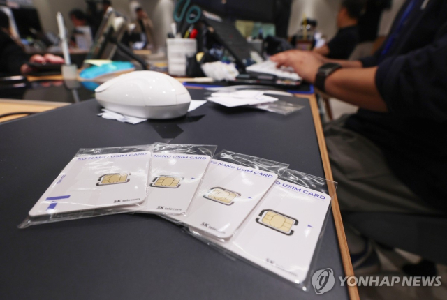 ◇가입자 유심(USIM) 정보를 탈취당한 SK텔레콤이 유심 무료교체 서비스를 시작한 28일 서울 시내 한 SKT 대리점에 유심들이 놓여있다.SK텔레콤은 현재 약 100만개의 유심을 보유하고 있고 다음 달 말까지 약