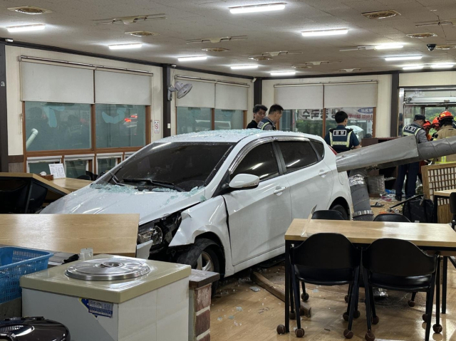 ◇식당으로 돌진한 승용차[독자 제공.재판매 및 DB금지]