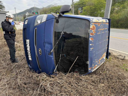 ◇지난 5일 오전 7시18분께 원주시 신림면 치악휴게소 인근 국도에서 50대 남성이 몰던 포터 차량이 전복됐다.사진=강원특별자치도소방본부 제공