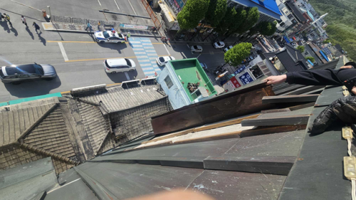 ◇지난 4일 오후 3시43분께 영월군 영월읍 하송리 인근의 한 모텔 건물 외벽에 있던 판넬이 강풍에 강하게 흔들려 떨어질 것 같다는 신고가 들어와 소방당국이 안전조치를 실시했다.사진=강원특별자치도소방본부 제공