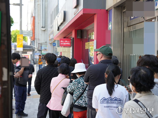 ◇가입자 유심(USIM)정보가 탈취된 SK텔레콤이 유심 무료교체 서비스를 시작한 지난 28일 춘천시내 한 대리점에서 고객들이 유심 교체를 위해 대기하고 있다.신세희기자