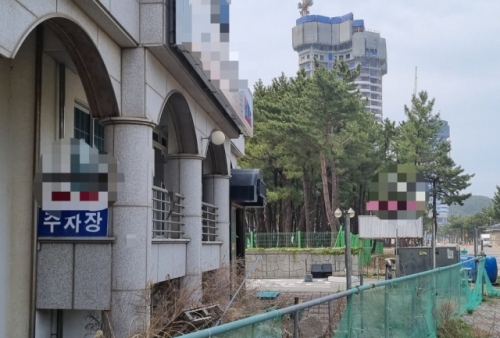◇양양 낙산의 폐업한 모텔이 방치되고 있다.앞에는 한창 공사중인 생활형숙박시설이 보인다.