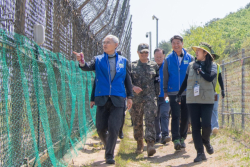 ◇8일 고성군을 찾은 유인촌 문화체육관광부 장관(왼쪽 첫 번째)이 DMZ 평화의 길 고성 테마 노선 A코스를 걸으며 현장 점검을 하고 있다.사진=고성군 제공