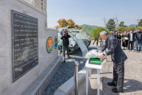 ◇8일 고성군을 찾은 유인촌 문화체육관광부 장관이 통일전망대 내 위치한 351고지 전투 전적비에 헌화하고 있다.사진=고성군 제공