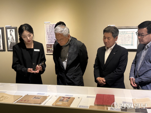 ◇유인촌 문화체육부장관과 서흥원 양구군수 등 관계자들은 8일 양구군립박수근미술관을 방문해 작품을 감상했다.양구=이규호기자