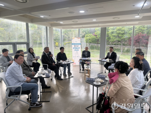 ◇유인촌 문화체육관광부장관과 서흥원 양구군수 등 관계자들은 8일 양구군립박수근미술관에서 '지역예술인 간담회'를 실시했다.양구=이규호기자