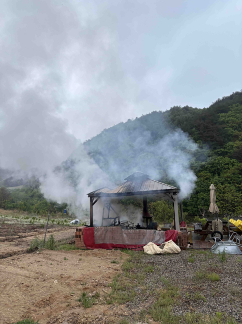 ◇11일 오전 5시33분께 인제군 기린면의 한 단독주택 내 정자에서 화재가 발생했다.사진=강원특별자치도소방본부 제공