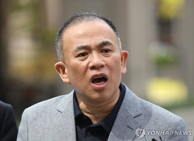◇'정치 브로커' 명태균 씨가 지난달 30일 윤석열 전 대통령 부부와 구(舊)여권 정치인 다수가 연루된 공천 개입·여론조사 의혹 관련 조사를 받기 위해 서초구 서울고등검찰청으로 향하며 취재진의 질문에 답변하고 있다.