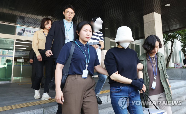 ◇경기 화성 동탄신도시에서 오피스텔 전세 사기를 친 혐의로 경찰 수사를 받아온 임대인과 중개사들이 9일 오전 경기도 수원남부경찰서에서 검찰로 송치되고 있다. 경기남부경찰청 반부패·경제범죄수사대는 9일 사기 혐의로 동