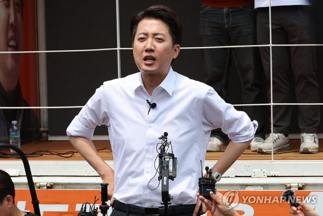민주, '<b>여성</b>신체 노골적·폭력적 표현' <b>이준석</b> 경찰에 <b>고발</b>