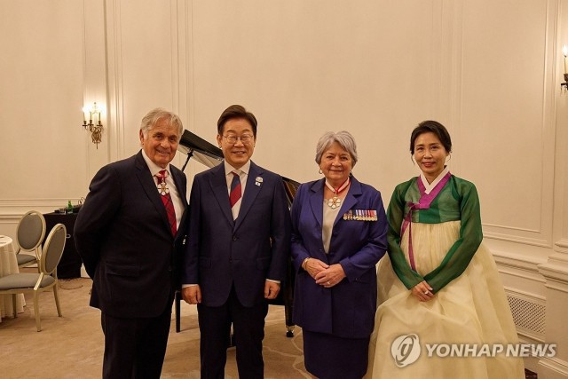 [속보]김혜경 여사 <b>G7</b> 환영 <b>리셉션</b>에 전통 한복 입고 참석…“같이 사진...