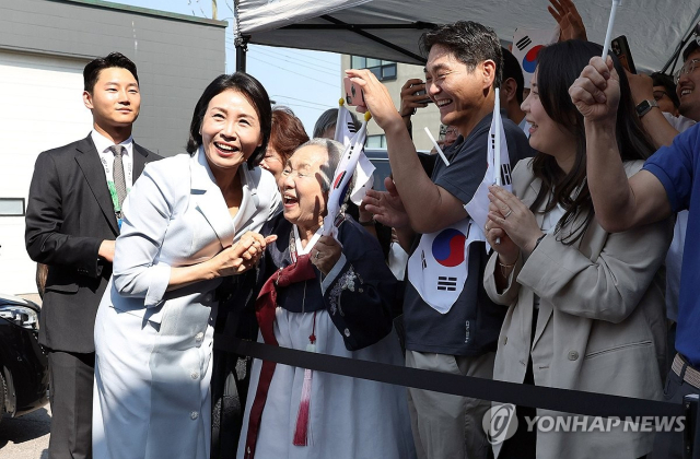 ◇G7 정상회의에 참석하는 이재명 대통령과 함께 캐나다를 방문한 김혜경 여사가 17일(현지시간) 캘거리 한인회관에서 캐나다 서부 동포사회와의 대화 참석 전 환영 나온 교포들과 인사하고 있다. 2025.6.18. 연합