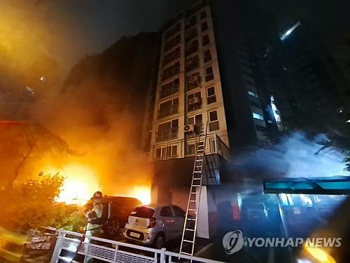 ◇ 17일 오후 경기 광명시 소하동 한 아파트 주차장에서 불이 나 3명이 심정지 상태로 병원에 옮겨졌다. 사진은 불이 난 아파트. 2025.7.17 [경기도소방재난본부 제공]