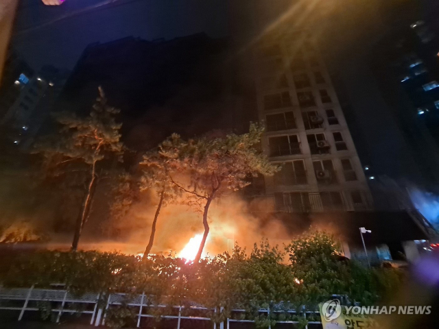 ◇17일 오후 경기 광명시 소하동 한 아파트 주차장에서 불이 나 3명이 심정지 상태로 병원에 옮겨졌다. 또 1명이 전신화상을 입고 2명이 연기를 마셔 치료받고 있다. 사진은 불이 난 아파트. 2025.7.17 [경기