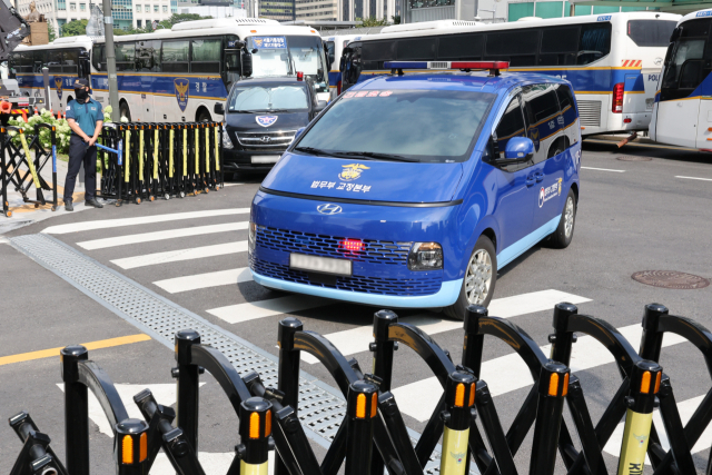 ◇피의자 김건희를 태운 차량이 18일 민중기 특별검사팀 사무실이 마련된 서울 종로구 KT 광화문빌딩 웨스트로 들어가고 있다. 이번 조사는 김씨에 대한 구속영장이 발부된 이후 두 번째 소환이다. 2025.8.18 [공